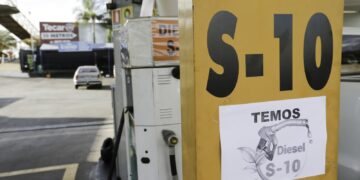 Rússia lidera venda de diesel ao Brasil durante guerra no Irã