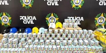 RJ: Polícia apreende mais de 200 mil figurinhas falsificadas da Copa