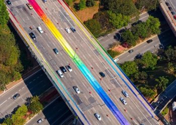 Artista pinta Viaduto Sumaré, na Zona Oeste de SP, com as cores do arco-íris