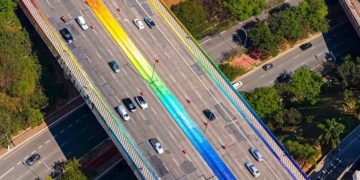 Artista pinta Viaduto Sumaré, na Zona Oeste de SP, com as cores do arco-íris