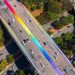 Artista pinta Viaduto Sumaré, na Zona Oeste de SP, com as cores do arco-íris